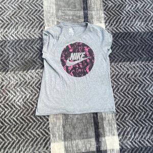 Gray Nike shirt size med